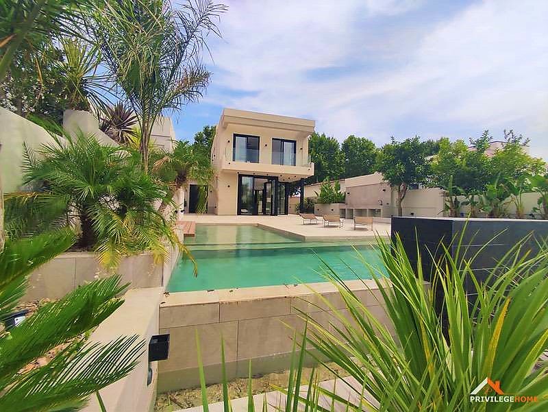 Villa contemporània en venda a Empuriabrava